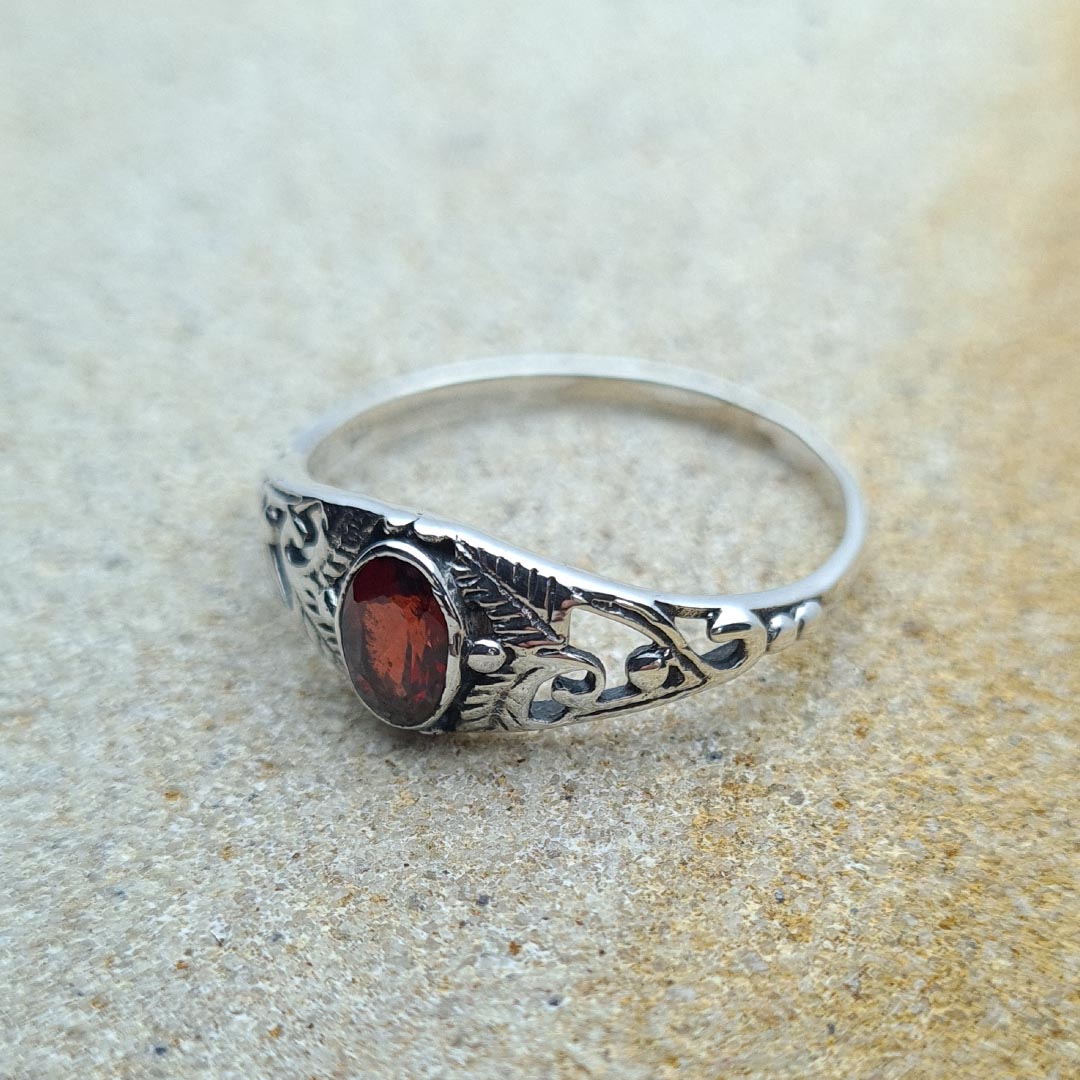 Side shot of 925 Sterling Silver Faceted Fern Leaf Garnet Ring