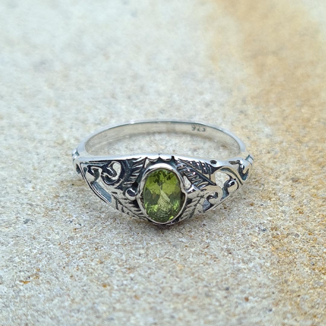Front shot of 925 Sterling Silver Faceted Fern Leaf Peridot Ring
